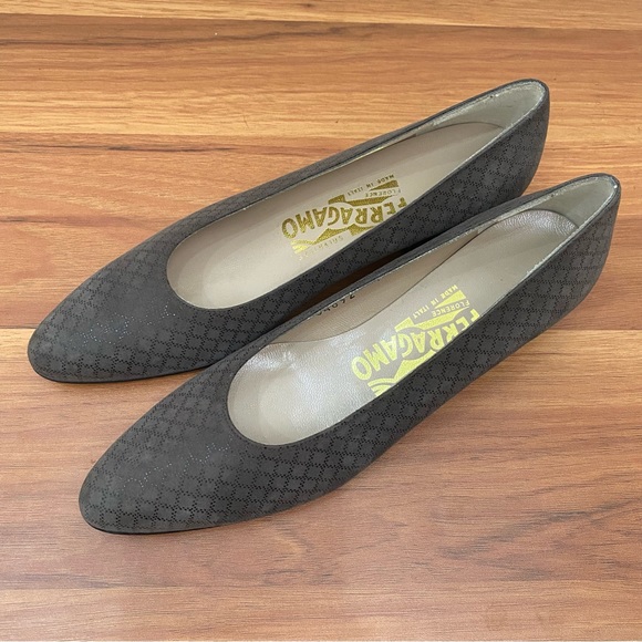 Vintage SALVATORE FERRAGAMO Taupe Diamond Print Suede Low Heel Pumps Size 6 AAAA - Picture 1 of 15